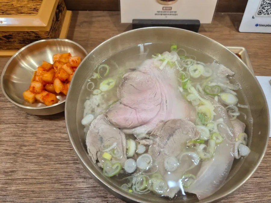 돼지곰탕과 기본 반찬 깍두기 상차림