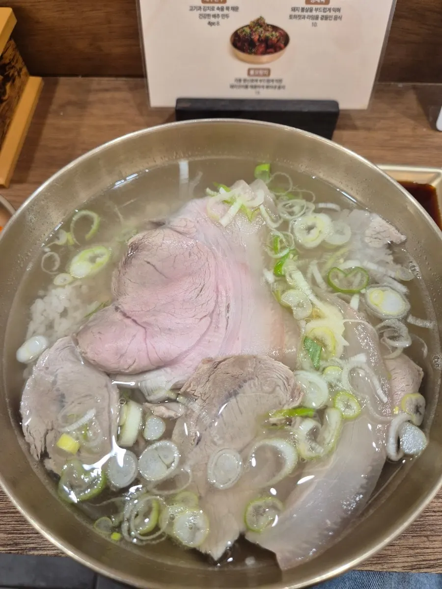 맑은 국물의 백옥 명동 돼지곰탕 중 사이즈