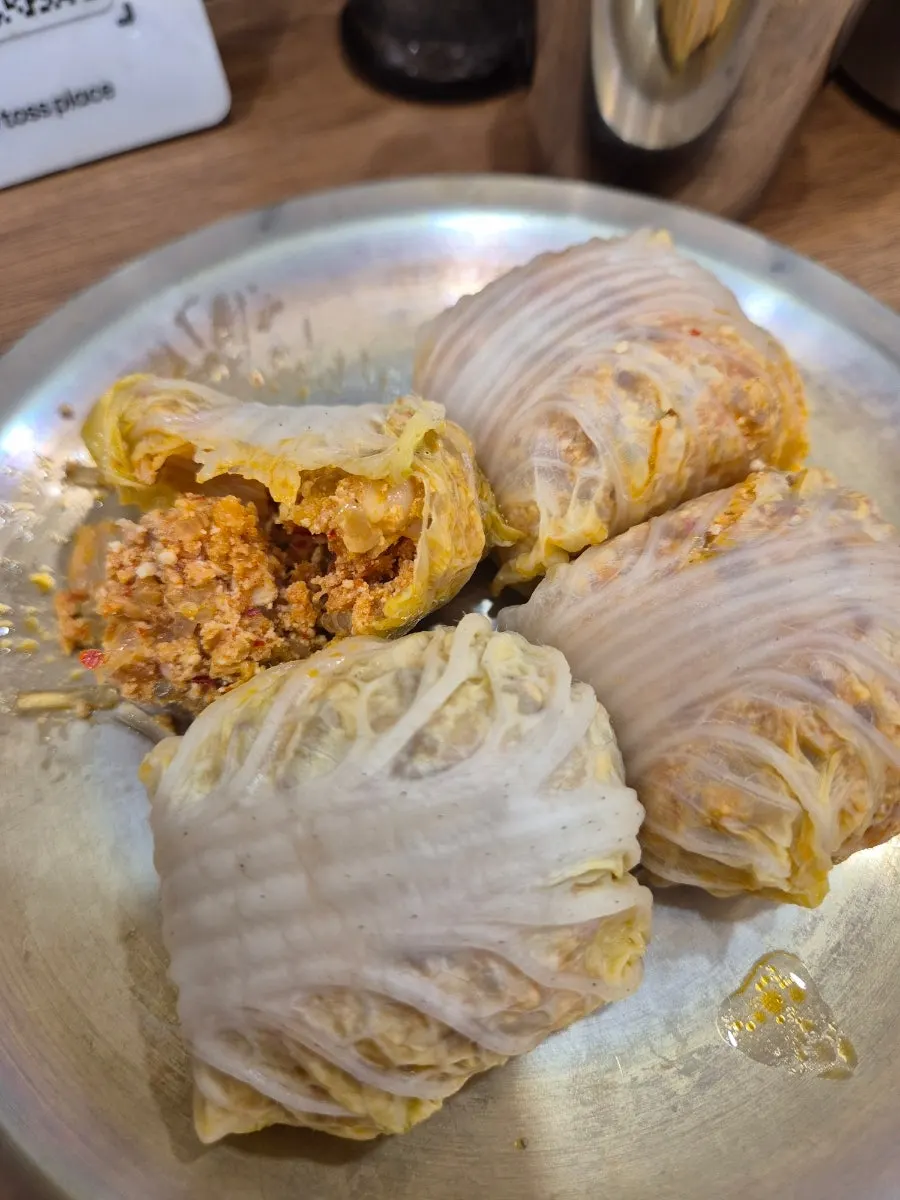김치만두소가 보이는 배추만두 단면