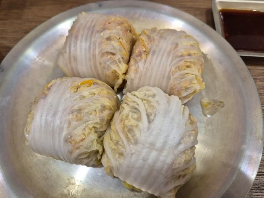 돼지곰탕과 배추만두를 함께 놓은 상차림