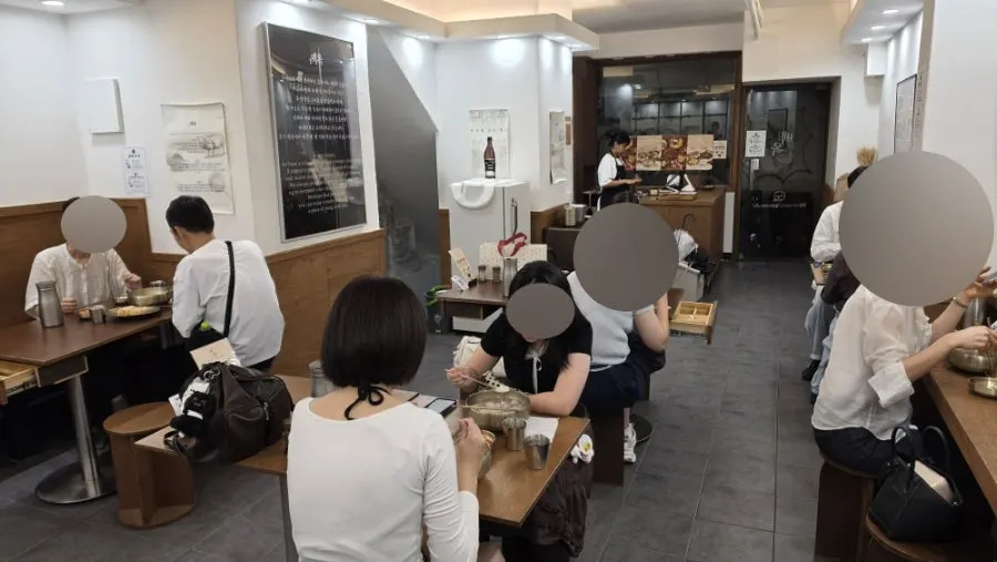 백옥 명동 내부 좌석 풍경