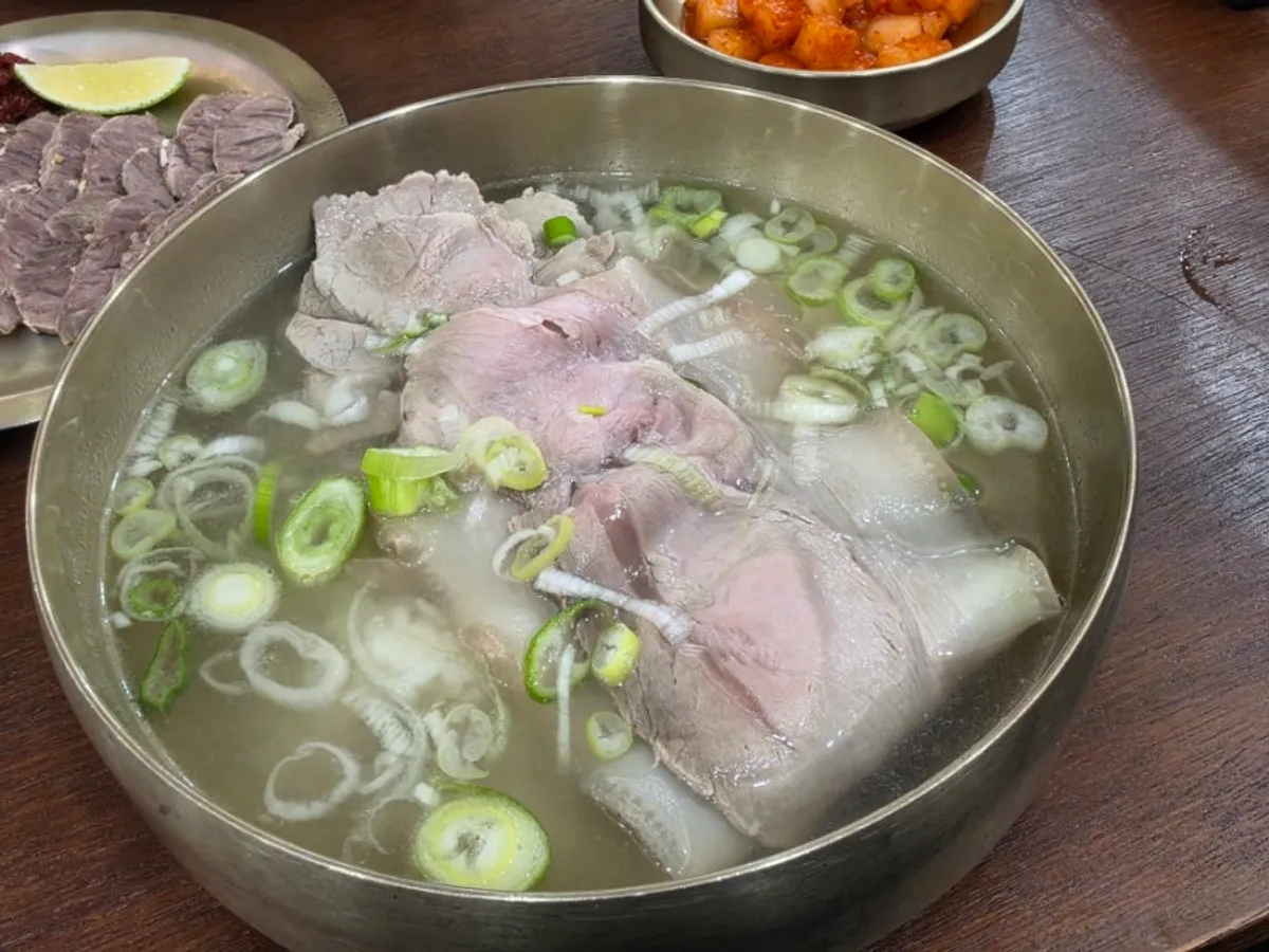 놋그릇에 담긴 백옥 명동 곰탕 한상