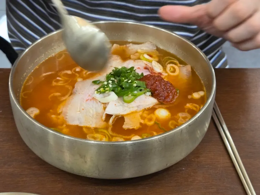 맑은 국물과 큼직한 고기의 백곰탕