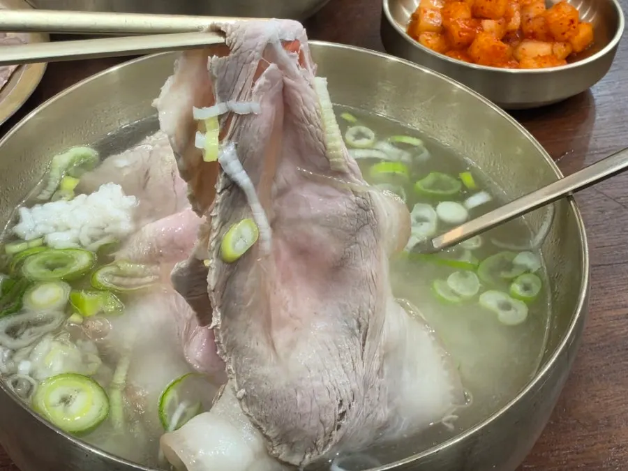 얇게 썬 냉제육 접시