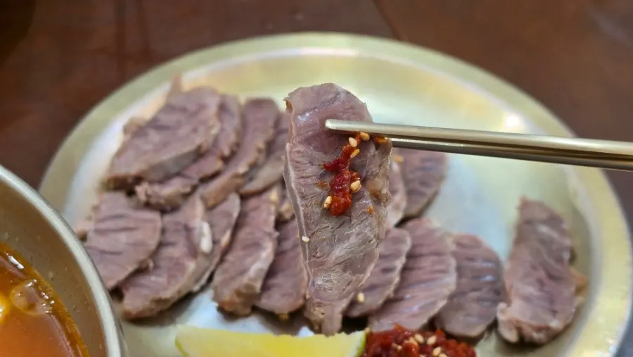 열곰탕과 밥을 함께 먹는 장면