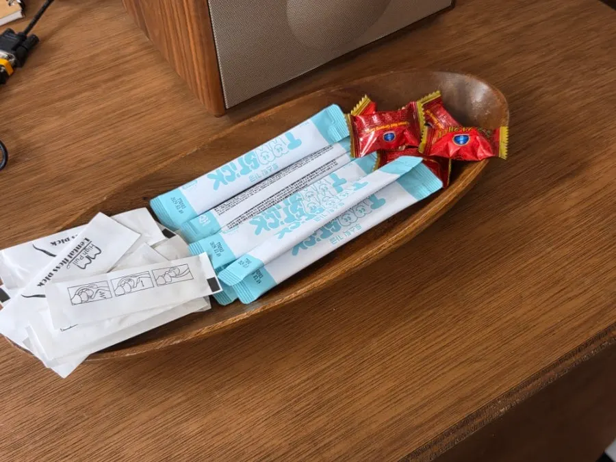 다 비운 곰탕 그릇과 테이블