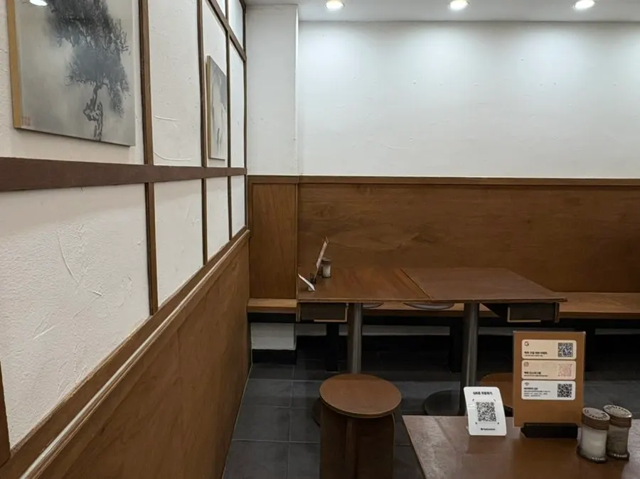 Baekok Myeongdong solo bar seats against the wall