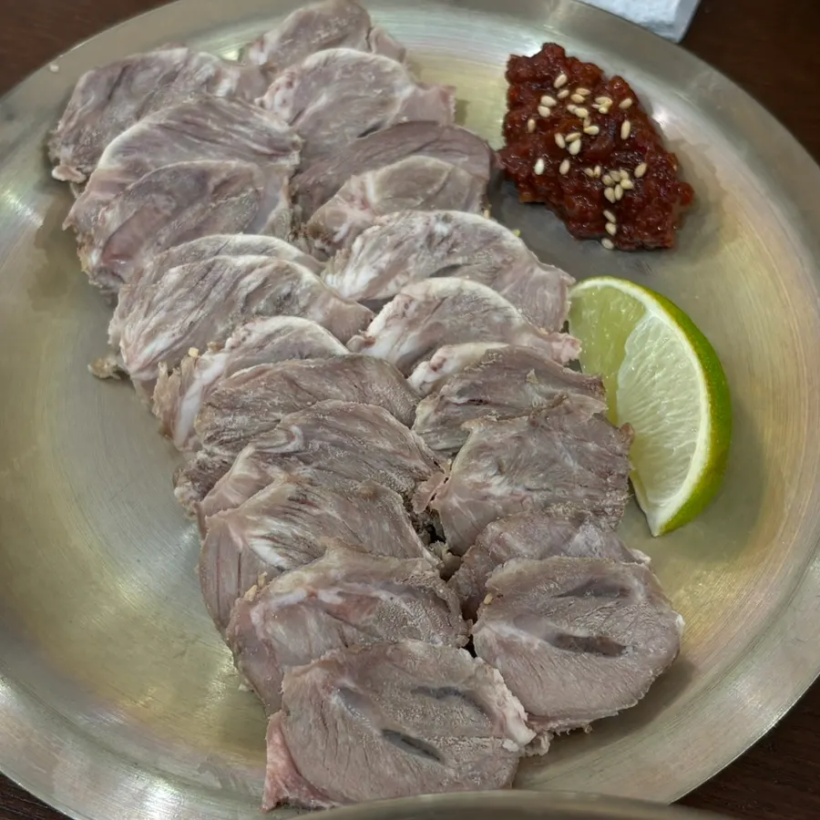 Close-up of the large medium-size pork gomtang bowl