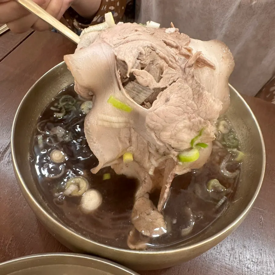 Thin, large-cut pork gomtang meat