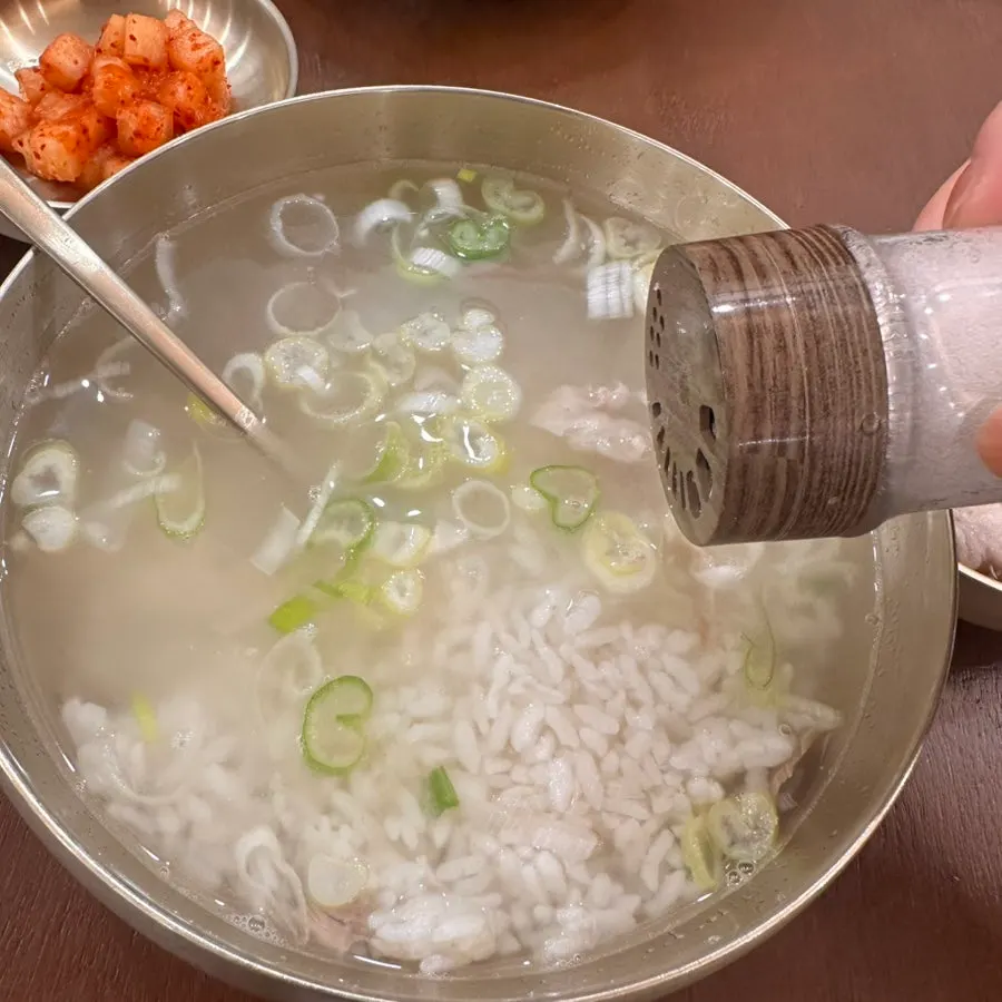 Clear, clean broth of Baekok's yakgomtang