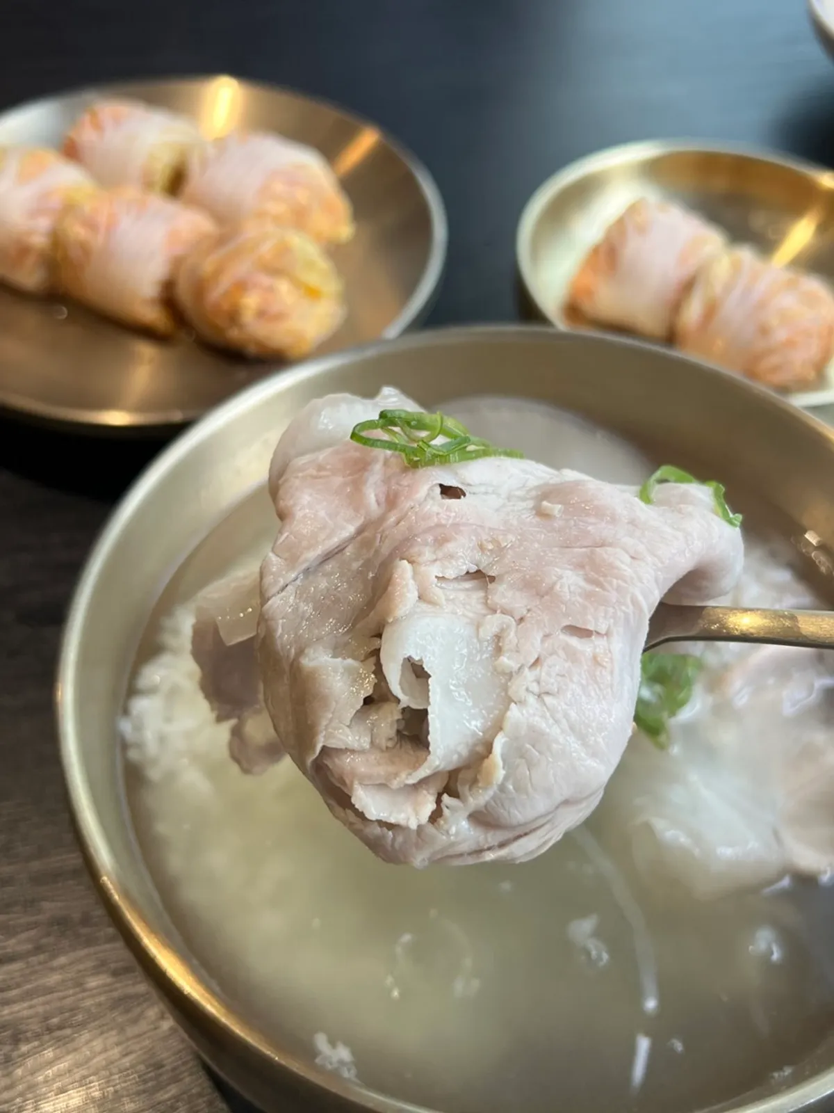 A full table setting of Baekok Yongsan's clear pork gomtang