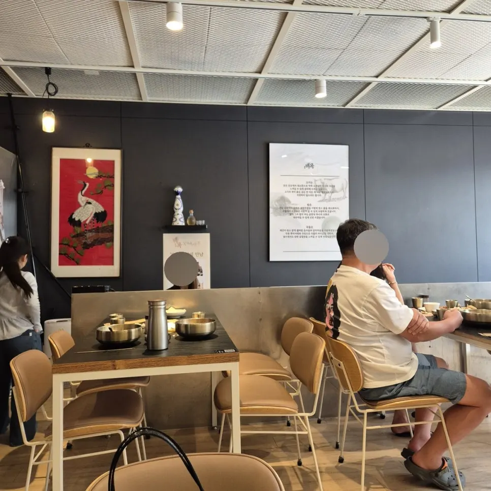 저녁 안주와 전통주가 놓인 백옥 용산 테이블