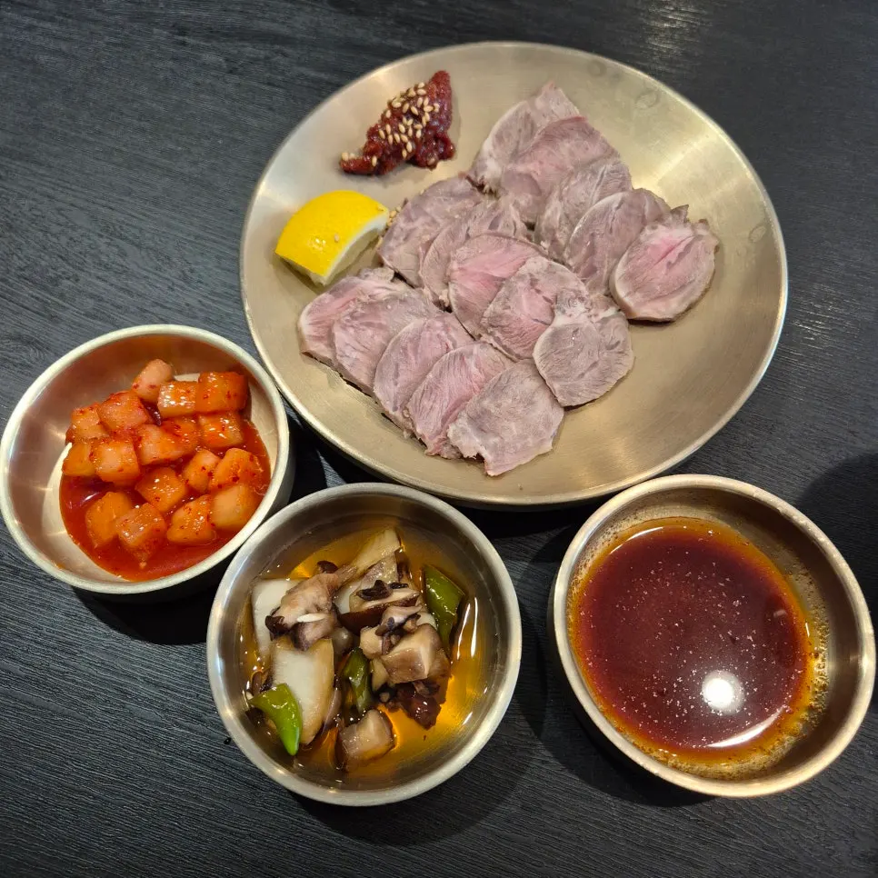 주말 모임에 좋은 백옥 용산 내부