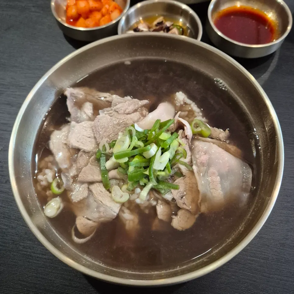 토하젓을 곁들인 냉제육 한 접시
