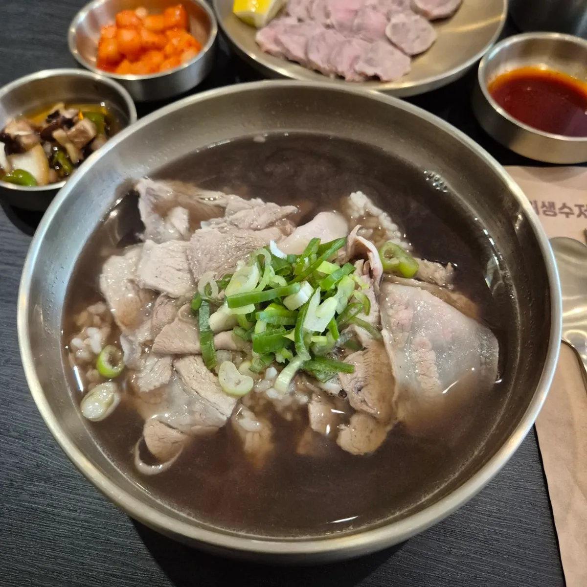 약재를 더한 백옥 용산 약곰탕
