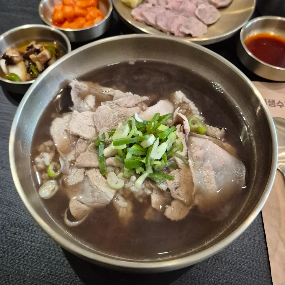 뜨끈한 약곰탕 국물 클로즈업