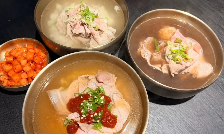 Yeol-gomtang topped with spicy seasoning and cheongyang chili