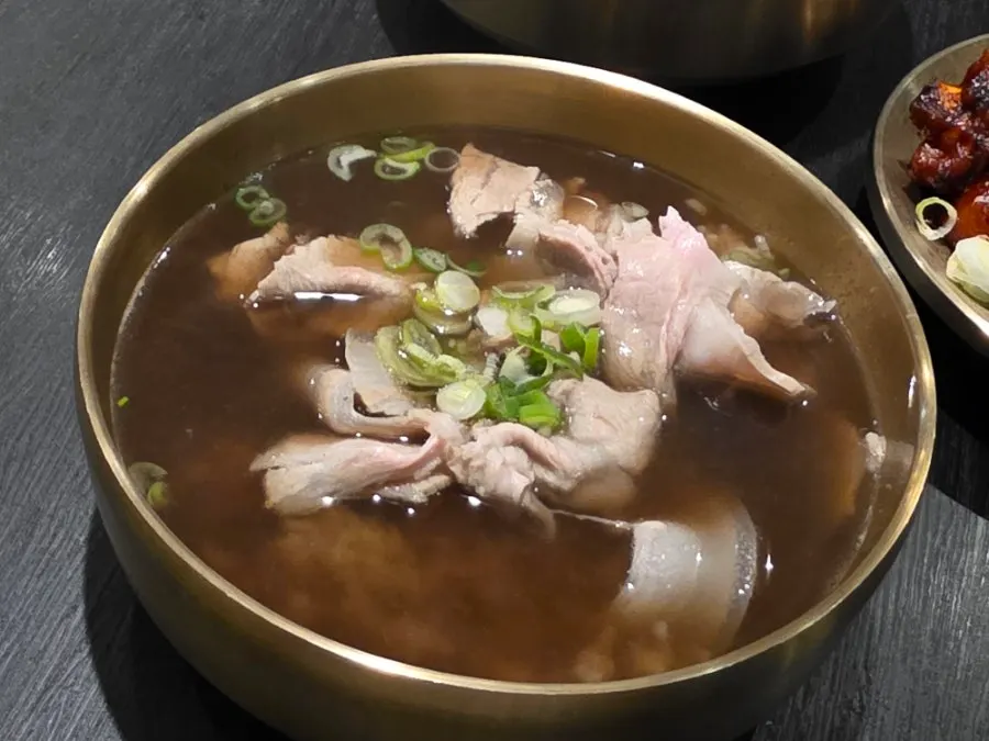 Baekok Yongsan's yak-gomtang with a herbal aroma