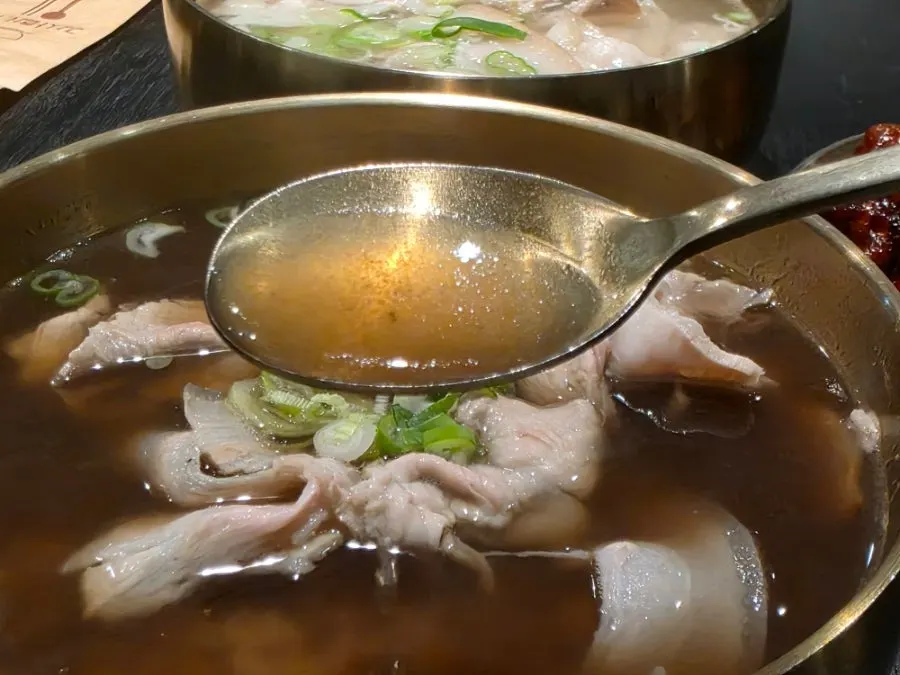 Yak-gomtang broth made with neungi mushroom and milk vetch