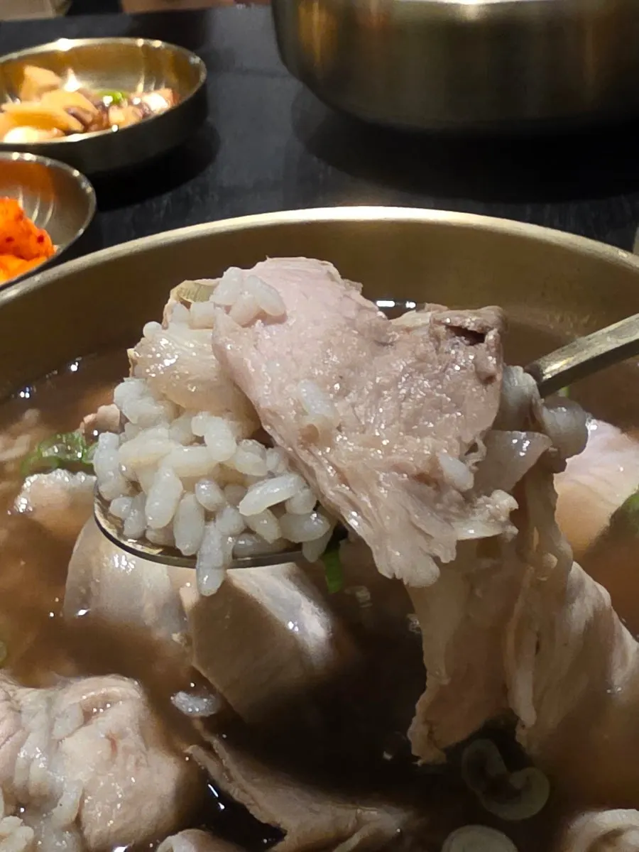 Rice mixed into the yak-gomtang broth