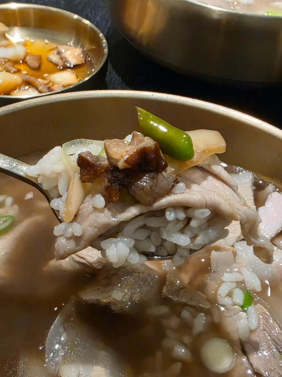 Yak-gomtang and side dishes set on the table together