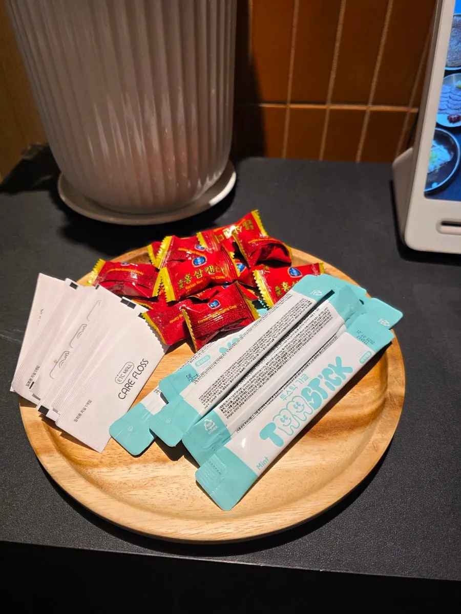 Red ginseng candies, mouthwash, and disposable floss placed at the entrance