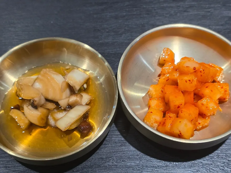 테이블에 세팅된 백옥 용산 밑반찬