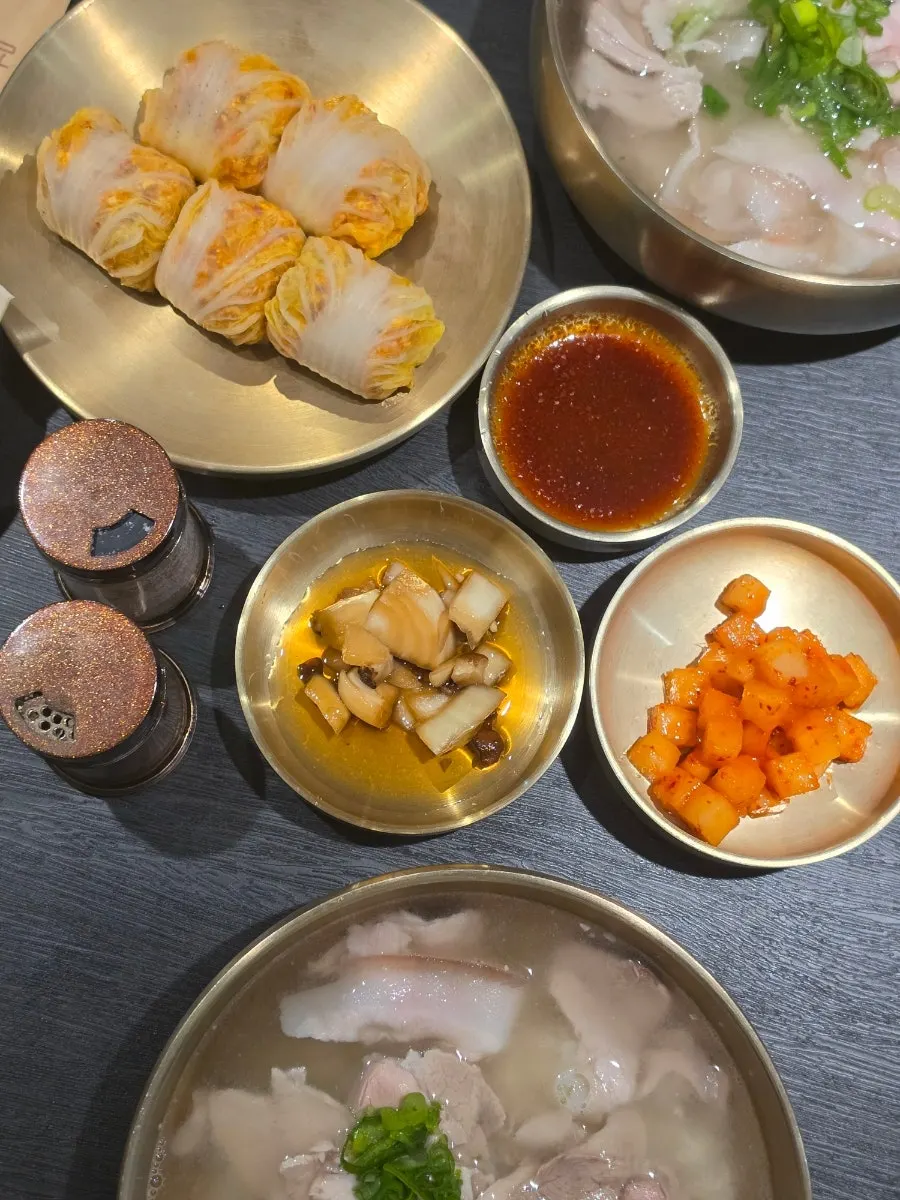 돼지곰탕 2인분과 배추만두 상차림