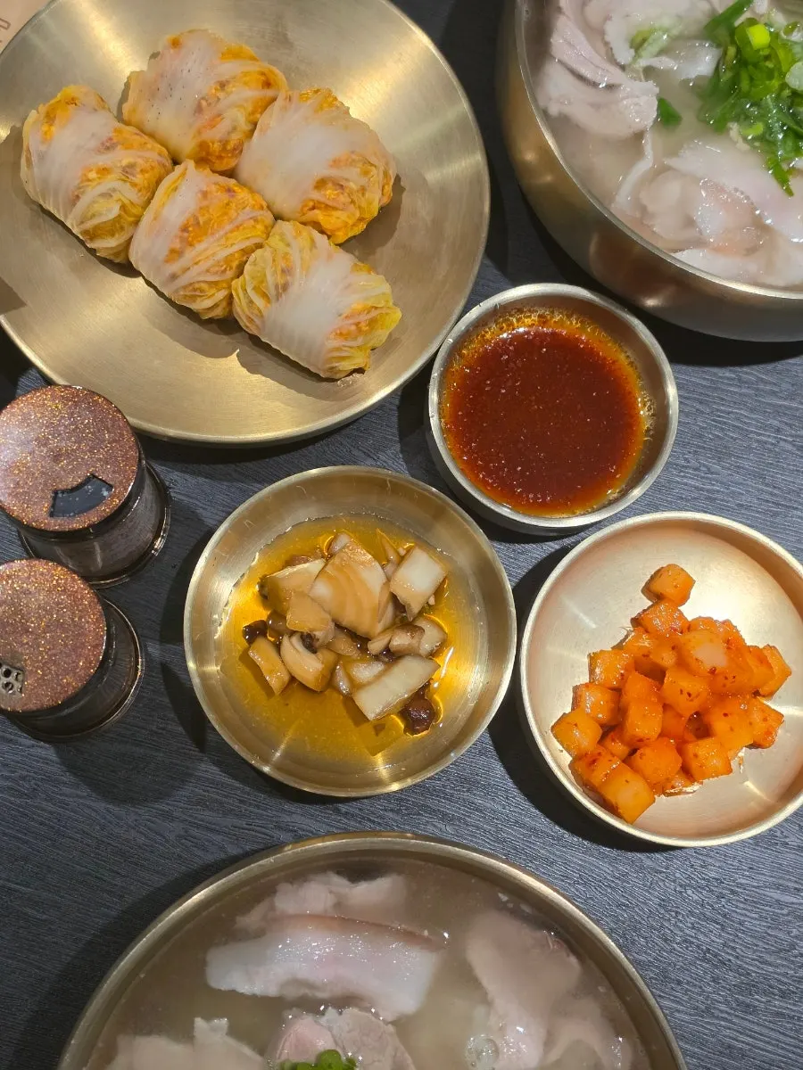 김이 오르는 백옥 용산 돼지곰탕 한 그릇