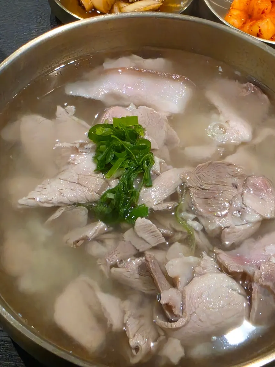 곰탕과 배추만두를 함께 담은 테이블