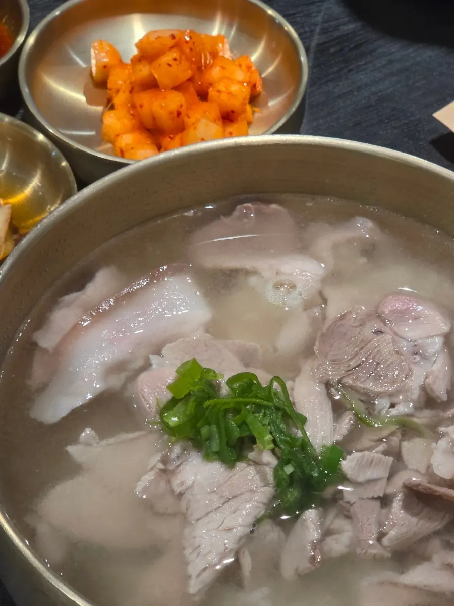 국내산 암퇘지 앞다리살 고기가 담긴 돼지곰탕