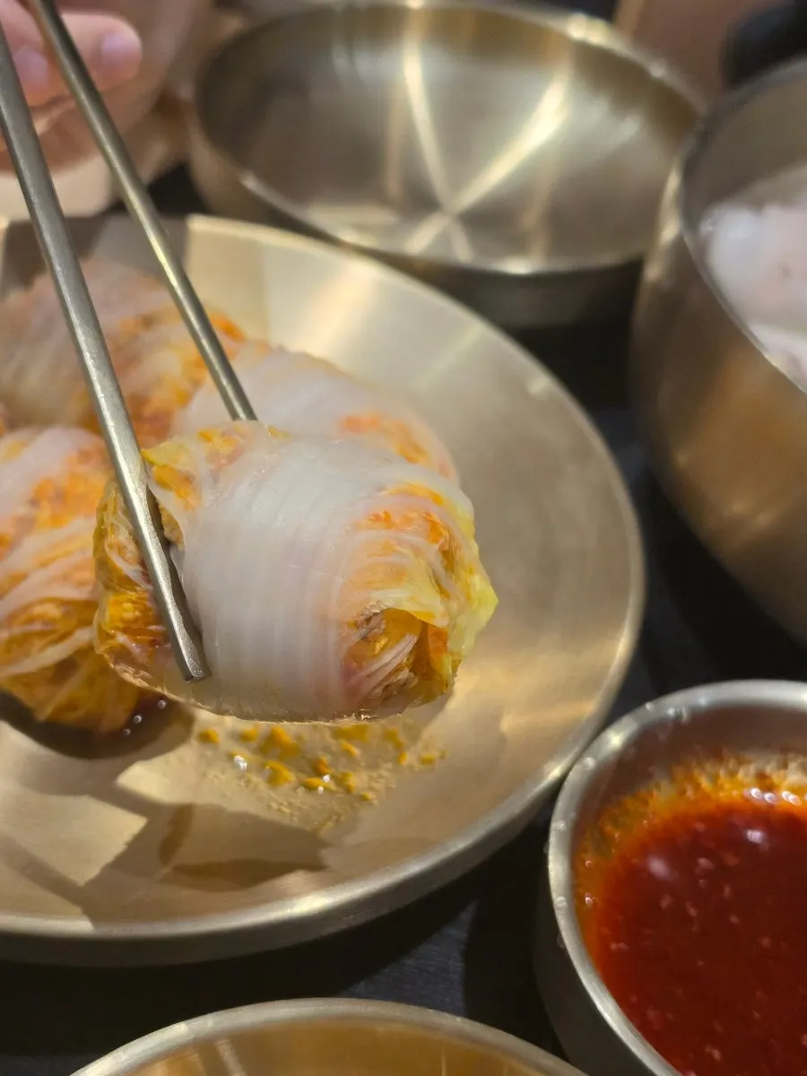 배추만두 단면과 고기 김치 만두소