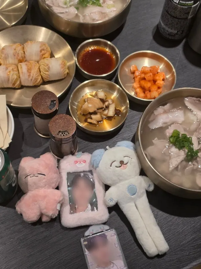 포토카드와 인형을 올려둔 테이블 컷