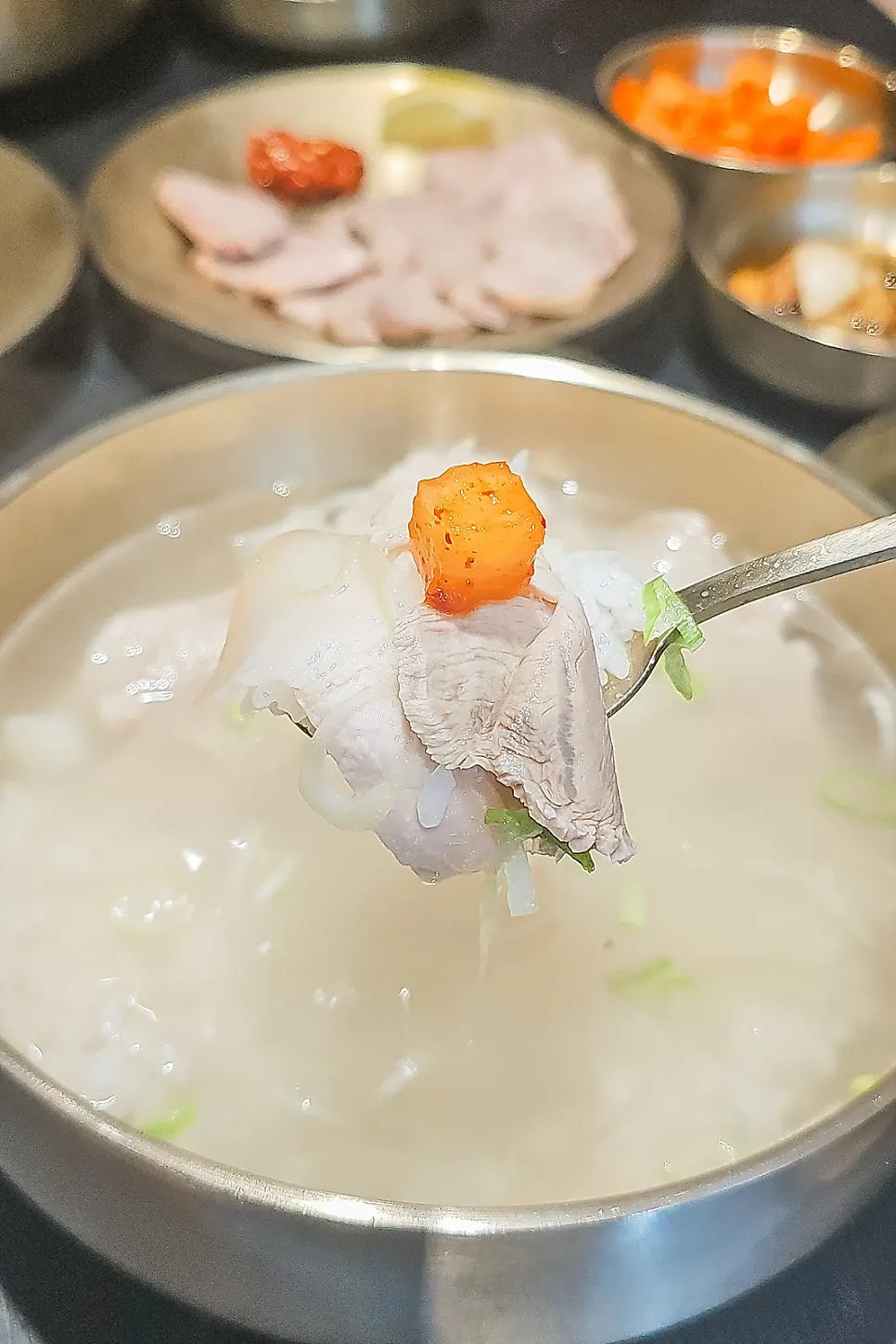 맑은 국물의 돼지곰탕과 앞다리살 고기