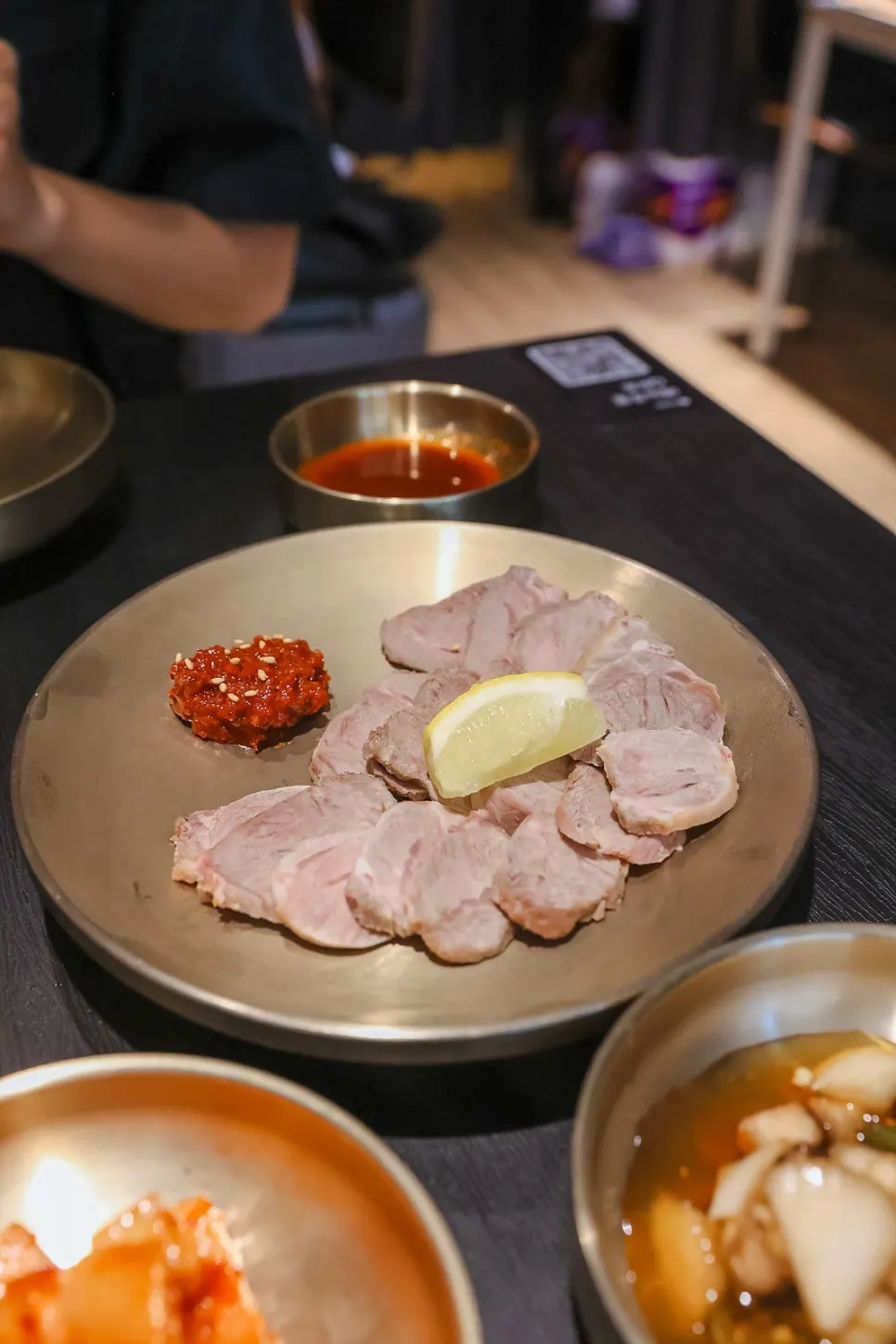 레몬즙을 뿌린 냉제육 한 점