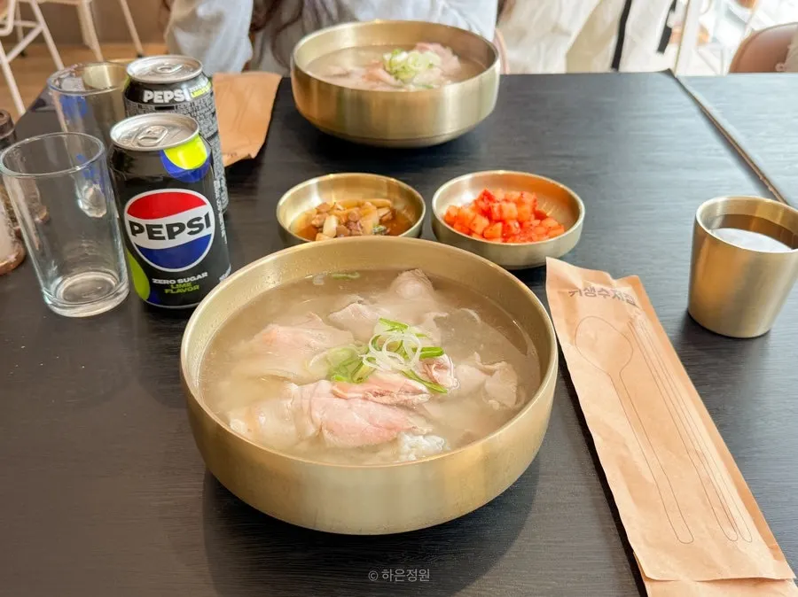 밑반찬과 함께 차려진 백옥 용산 돼지곰탕