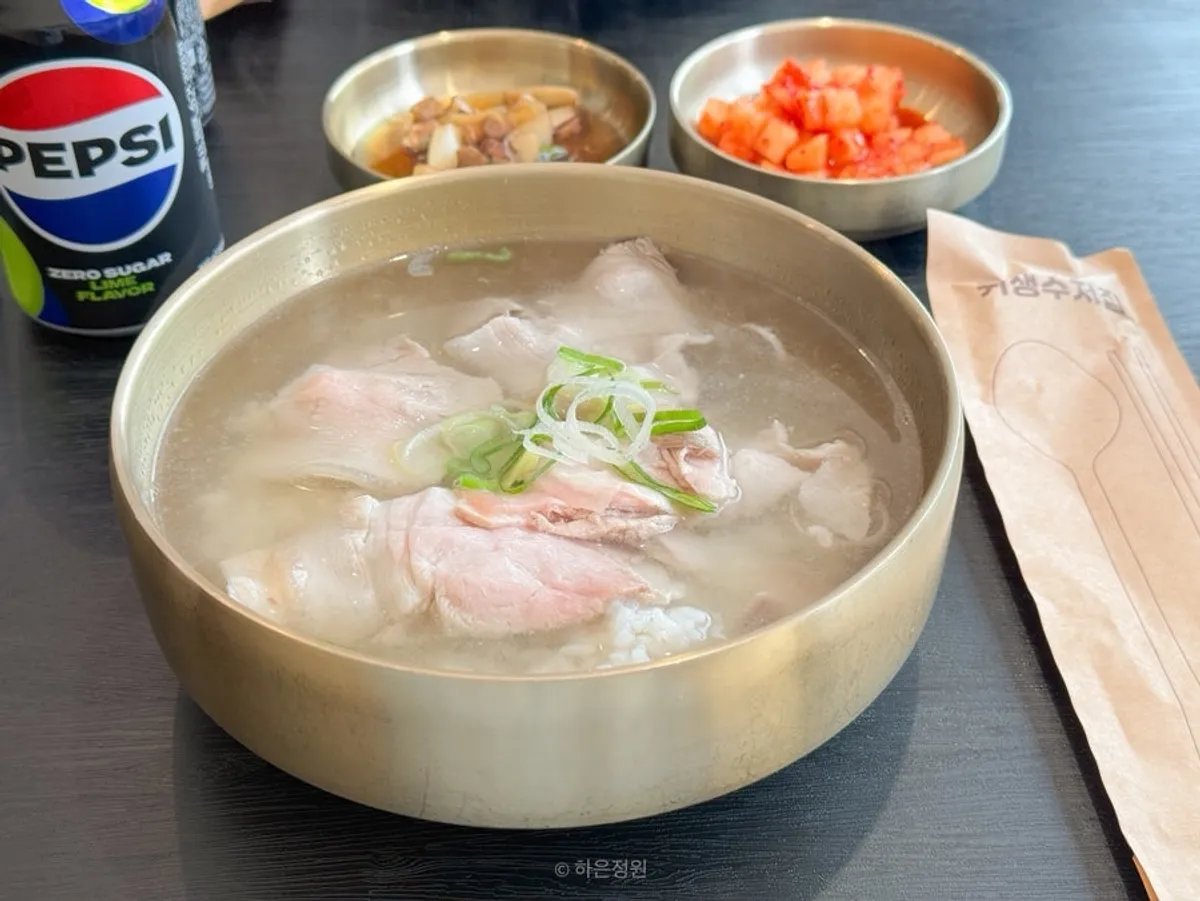 밥이 들어 있는 토렴식 돼지곰탕 한 그릇