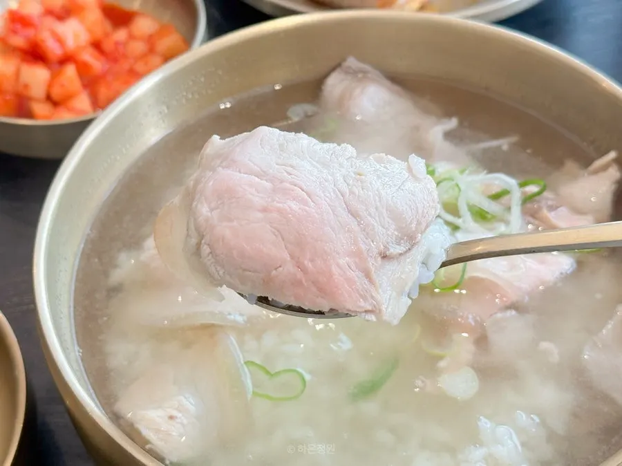 돼지곰탕 국물과 고기 건더기