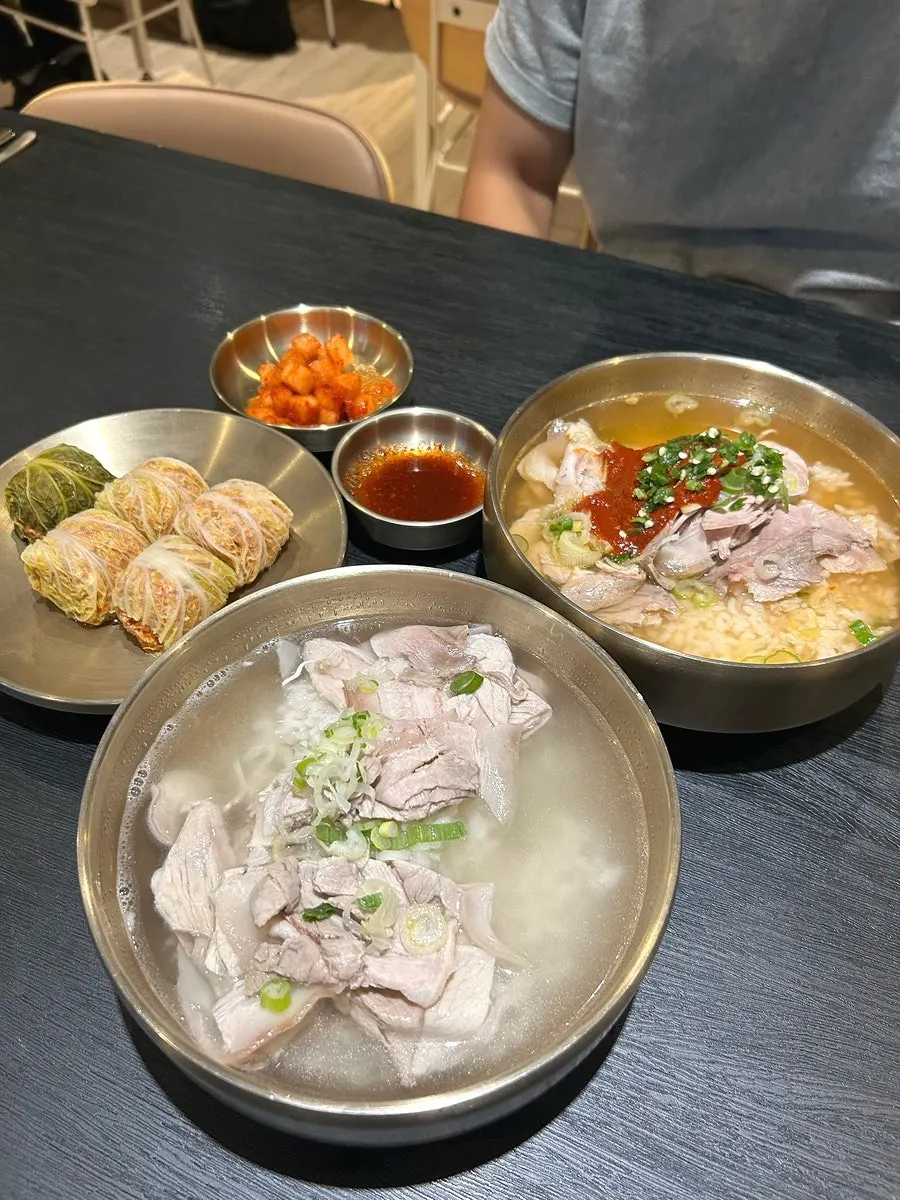 아삭하게 잘 익은 깍두기 접시