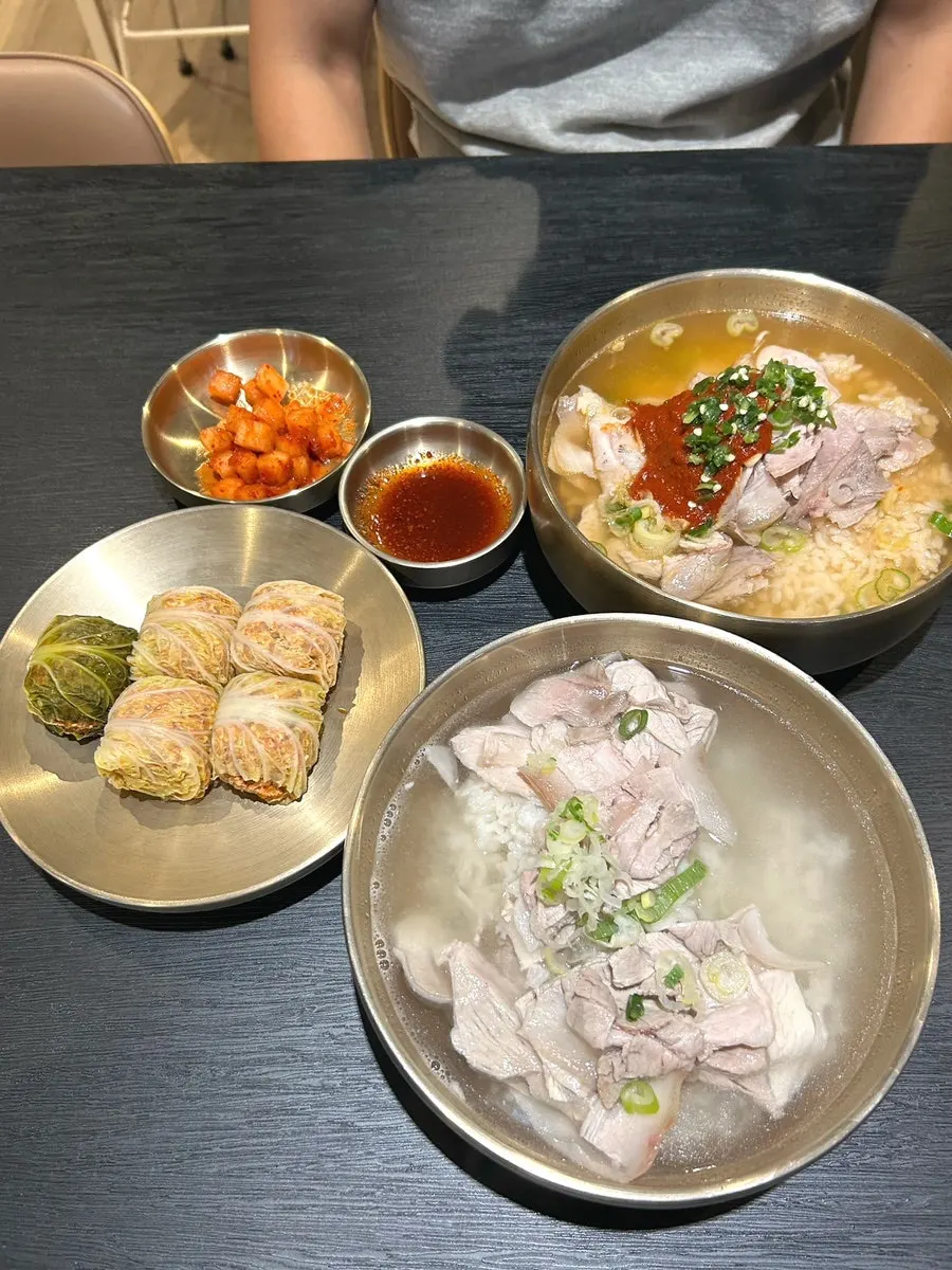 곰탕과 곁들이는 김치 반찬 클로즈업