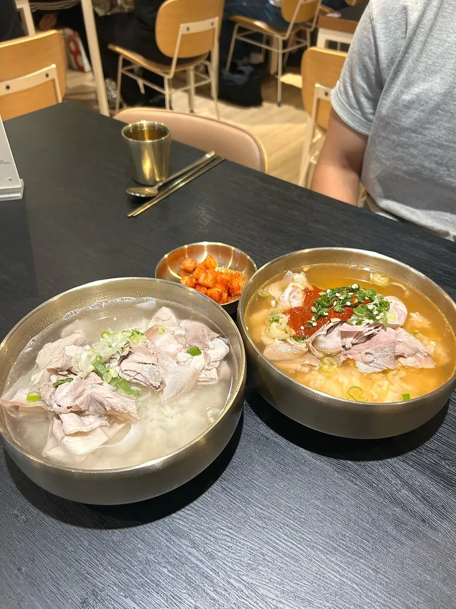 돼지곰탕 열곰탕 배추만두 조합 상차림
