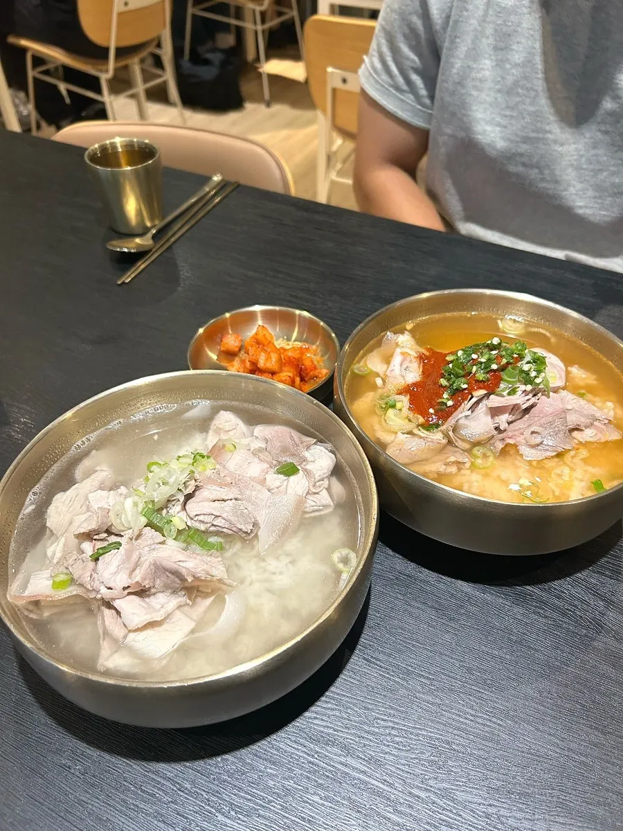 정갈하게 차려진 곰탕 한 상