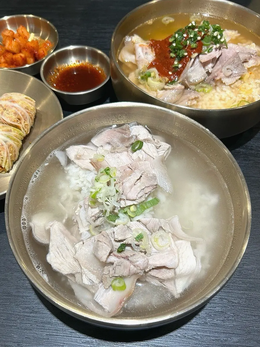 맑은 육수의 돼지곰탕 특 한 그릇