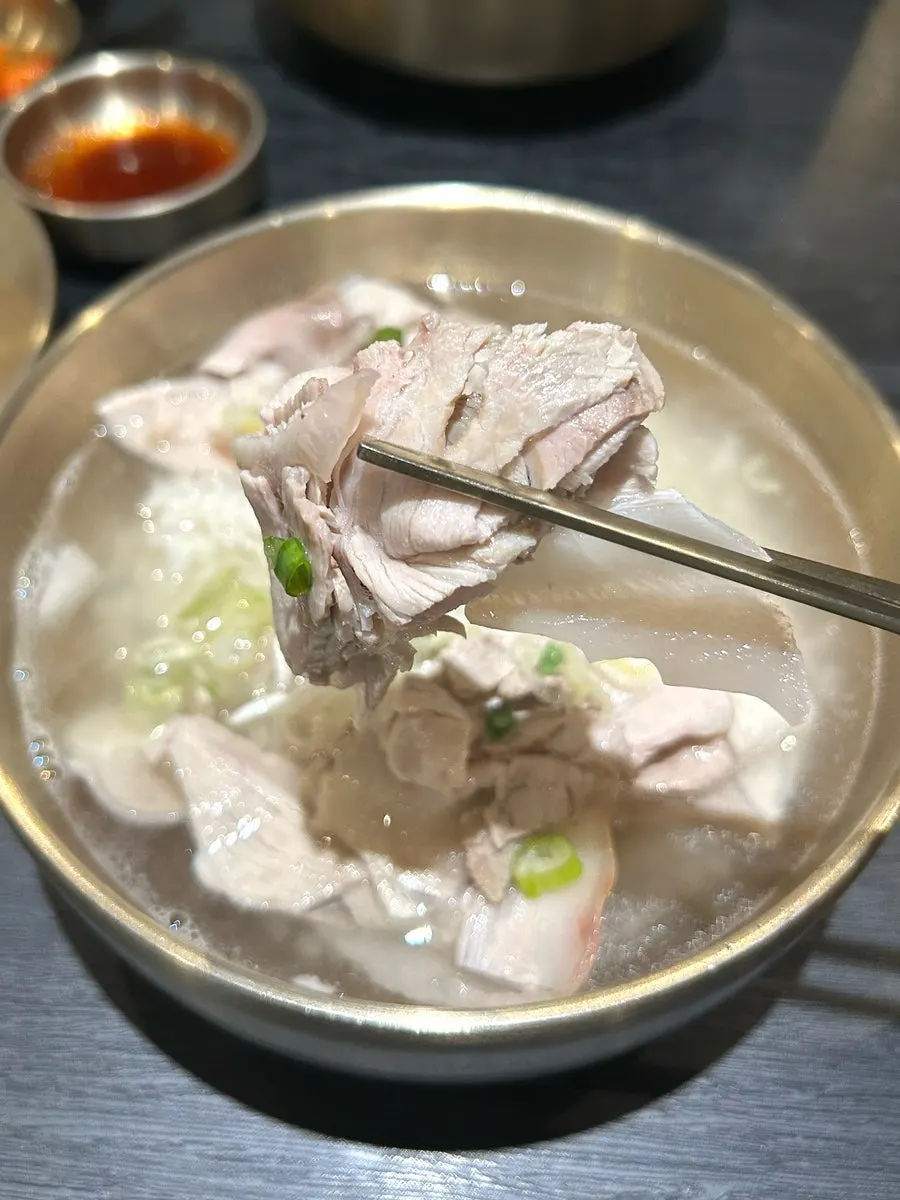 고기가 듬뿍 담긴 돼지곰탕 클로즈업