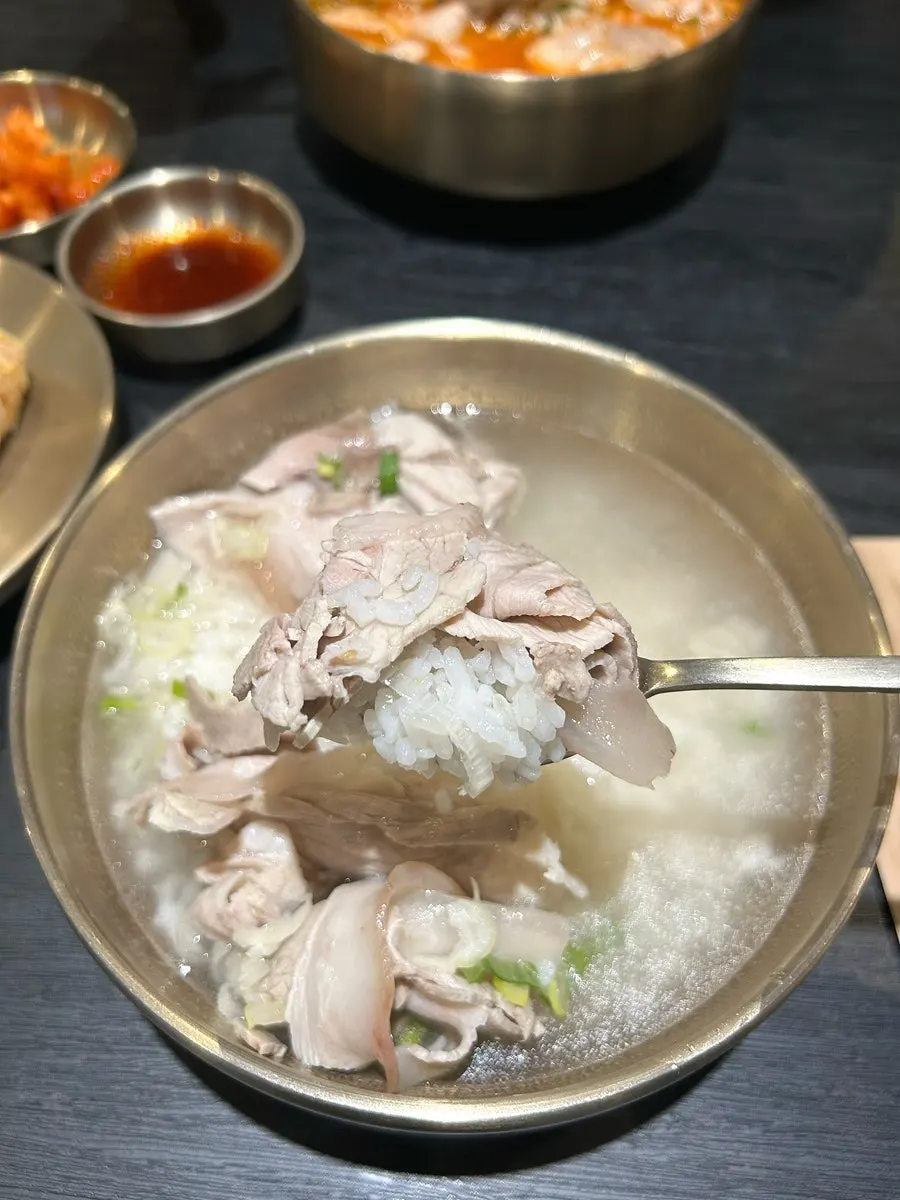 투명한 국물의 백옥 용산 돼지곰탕