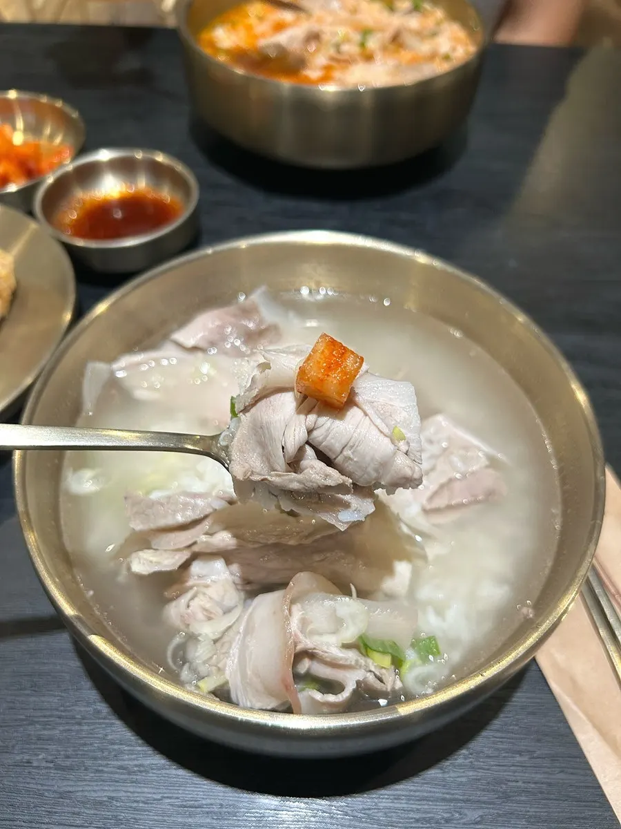 수저로 건져 올린 얇은 곰탕 고기