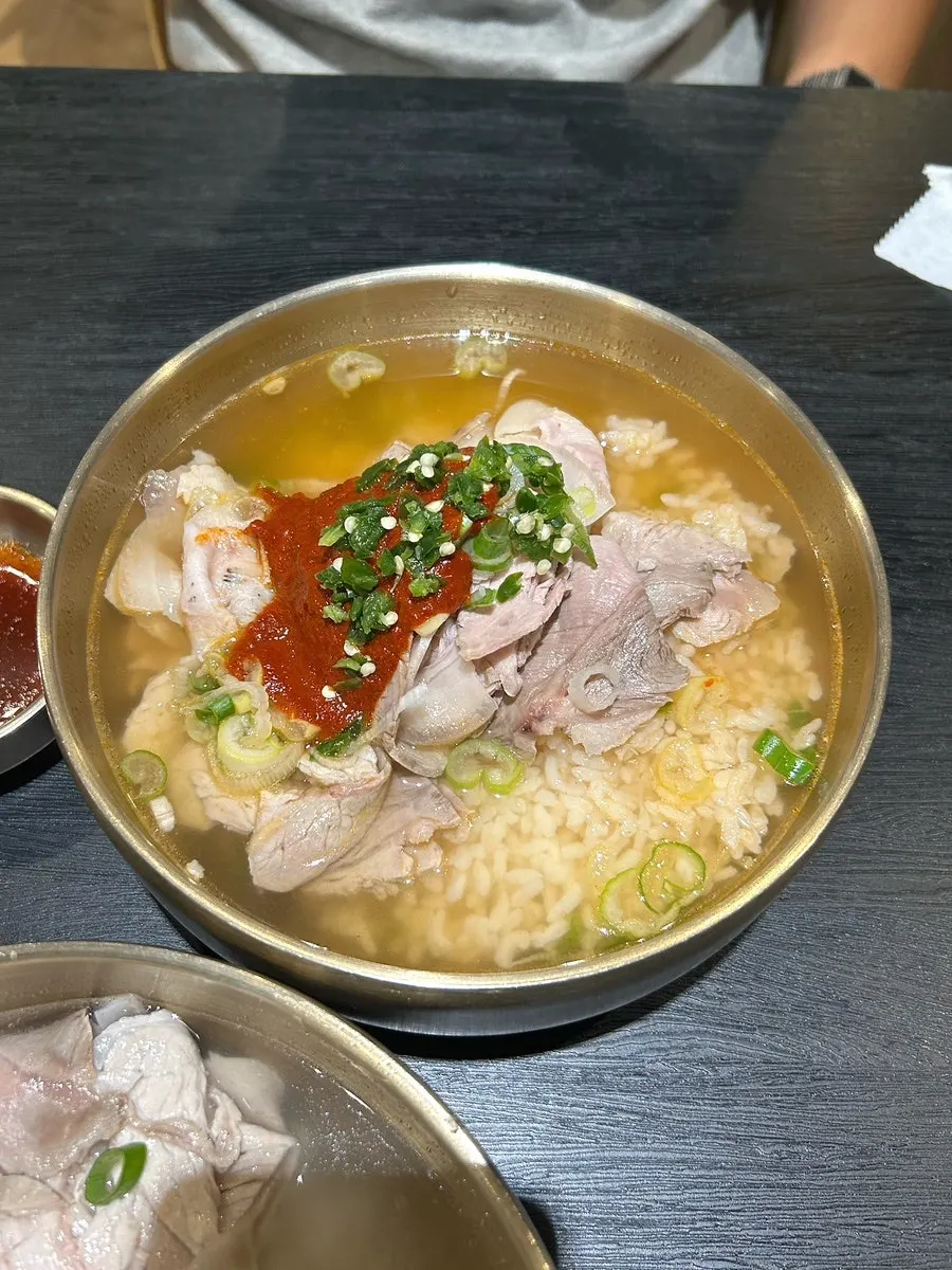 양념장이 올라간 열곰탕 한 그릇