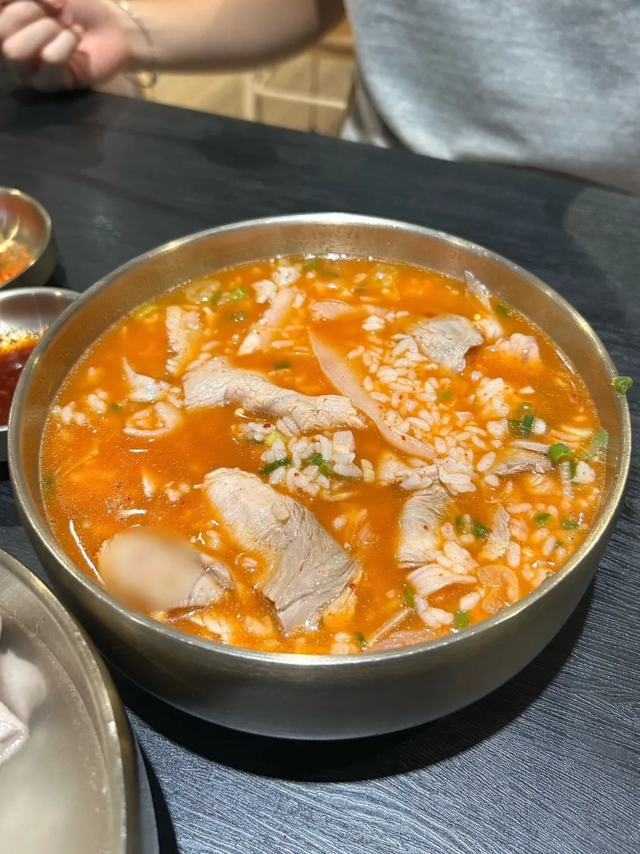 얼큰한 국물의 열곰탕 특 사이즈