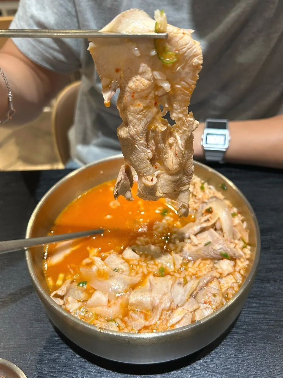 수저로 들어올린 큼직한 열곰탕 고기
