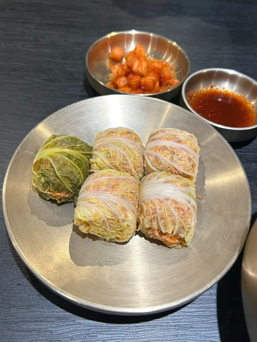 배추로 감싸 쪄낸 백옥 배추만두 접시